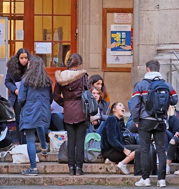 Élèves qui attendent l'ouverture de la classe