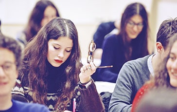 Ambiance studieuse des classes à Antémed