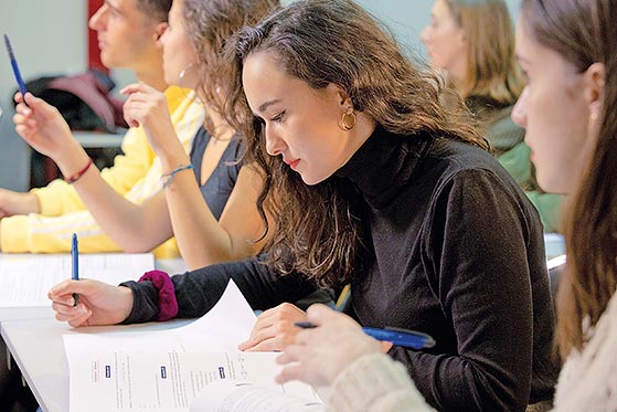 Élève d'Antémed suivant le cours
