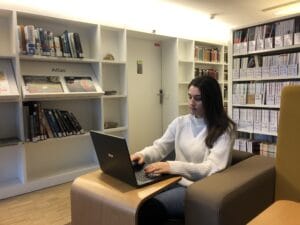 Révisions à la bibliothèque (photo envoyée par le témoin)